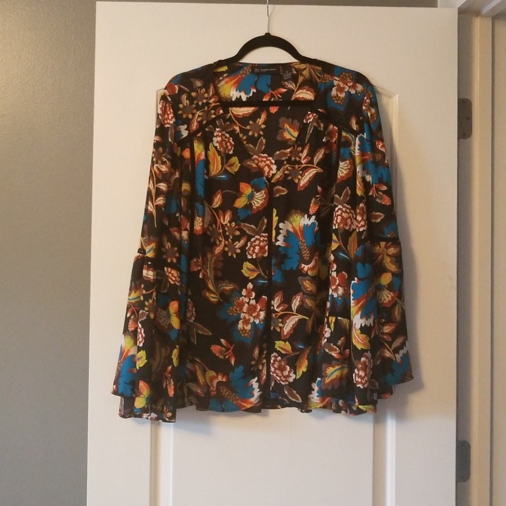 Floral bell sleeve blouse